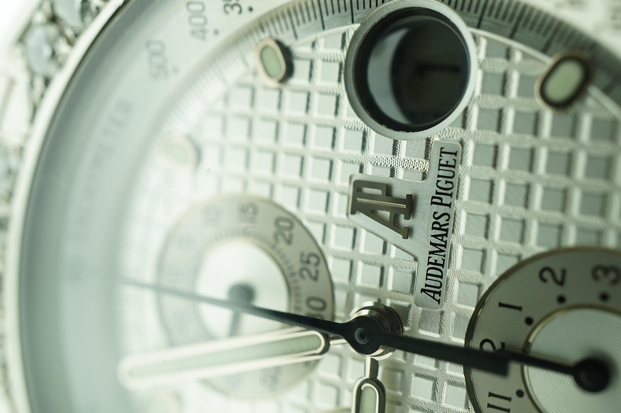 découvrez l'excellence horlogère avec audemars piguet, maestro des montres de luxe alliant savoir-faire traditionnel et designs innovants.