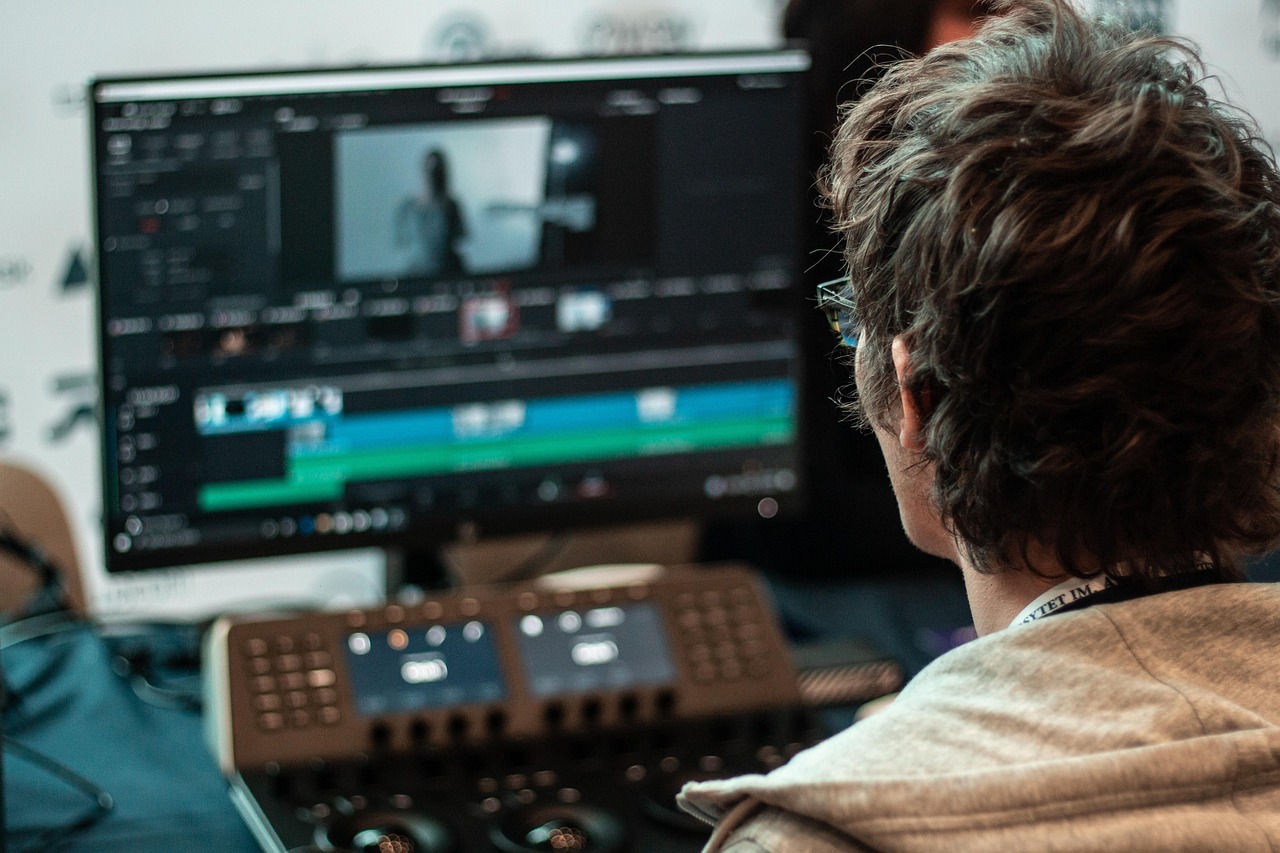 découvrez les avantages du travail à distance, conseils pour rester productif et outils essentiels pour réussir le télétravail.