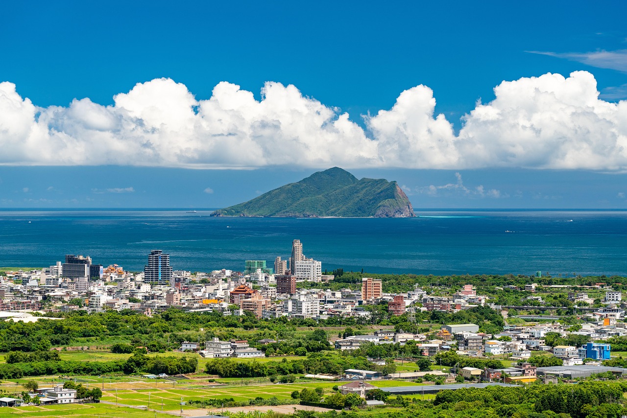 découvrez taiwan, une île fascinante au riche patrimoine culturel, célèbre pour ses paysages époustouflants, sa cuisine délicieuse et son accueil chaleureux. explorez ses villes dynamiques, ses temples historiques et ses montagnes majestueuses.