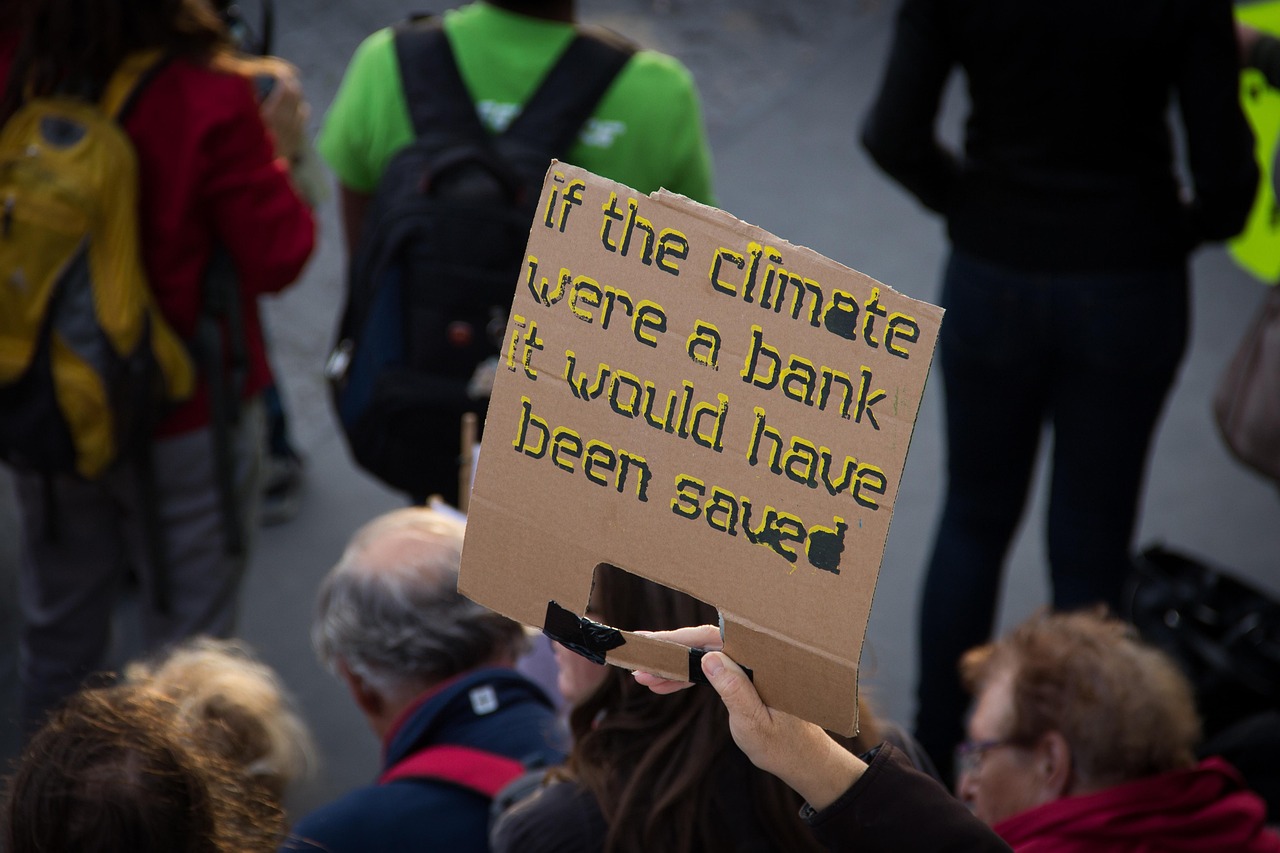 découvrez ce qu'est la justice climatique, ses enjeux et solutions pour lutter contre le réchauffement climatique, réduire les inégalités et protéger les communautés les plus vulnérables.
