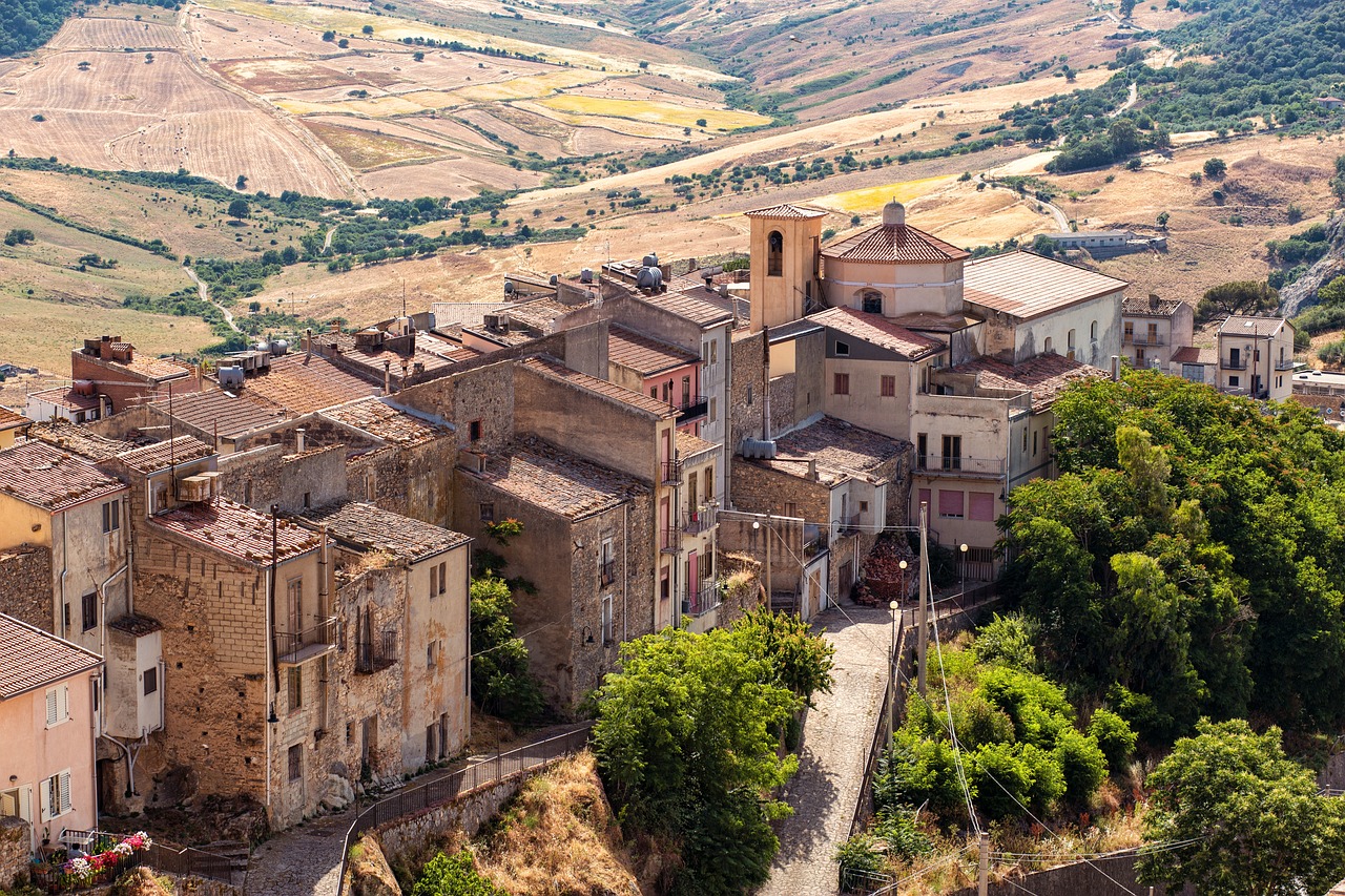 découvrez la sicile, une île magnifique alliant histoire, culture, plages paradisiaques et gastronomie exceptionnelle. explorez ses paysages uniques et son patrimoine riche.