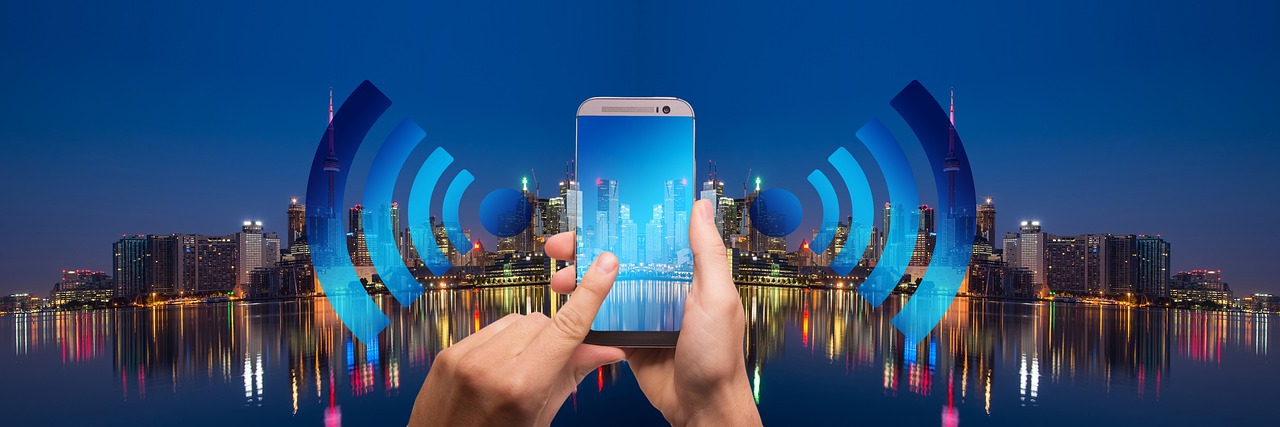 découvrez le concept des smart cities : des villes intelligentes qui intègrent les technologies numériques pour améliorer la qualité de vie, la durabilité et l'efficacité des services urbains.