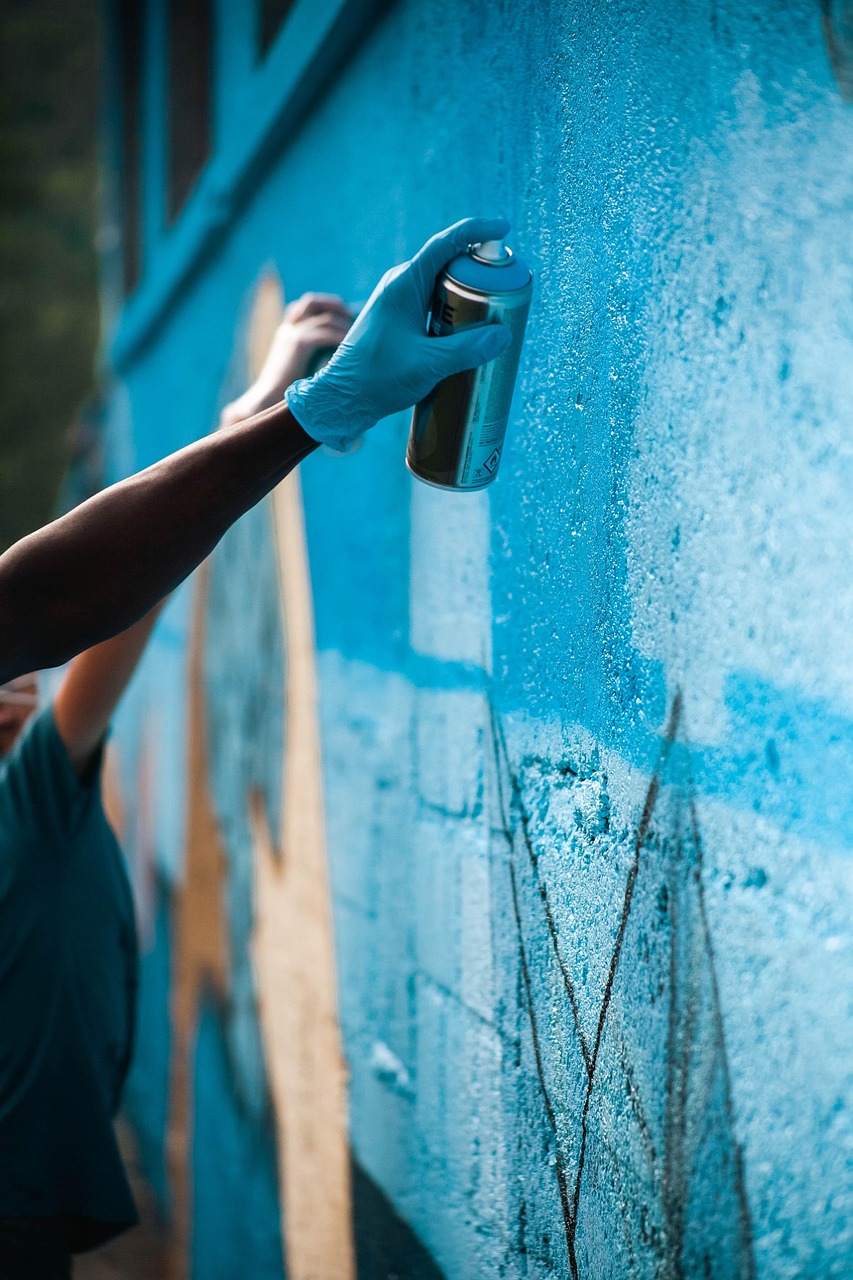 découvrez comment les fresques murales environnementales transforment les espaces urbains tout en sensibilisant à la protection de la nature et à l'écologie.