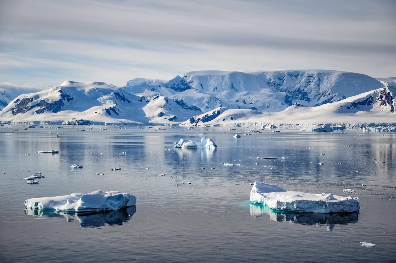 découvrez l'importance des calottes glaciaires, leur rôle dans la régulation du climat mondial, les menaces liées au réchauffement climatique et les conséquences de leur fonte accélérée sur l'environnement et la montée du niveau des mers.