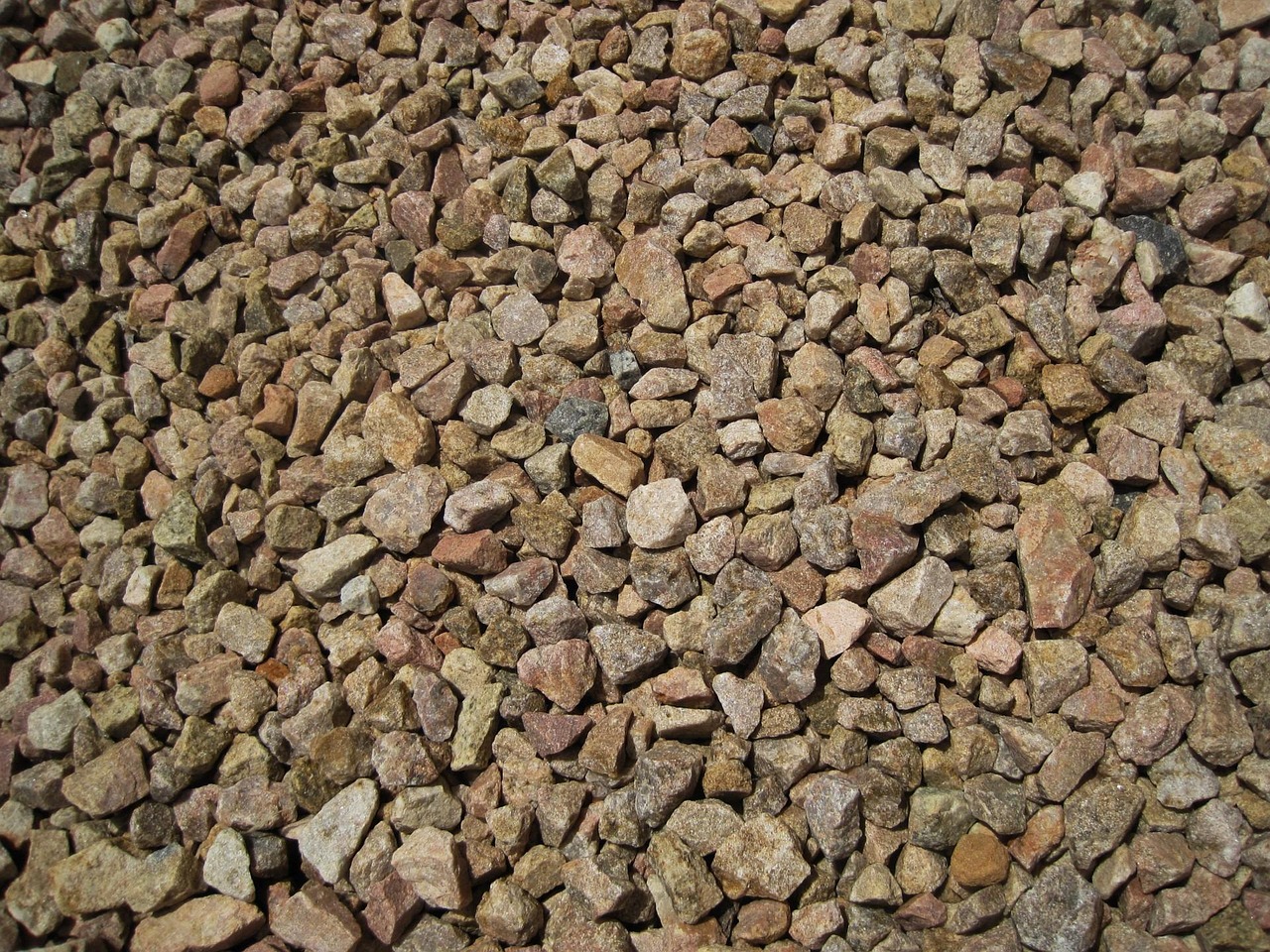 découvrez le gravier concassé, un matériau polyvalent utilisé pour l’aménagement paysager, les allées et les fondations. profitez de ses avantages en termes de drainage, stabilité et esthétique pour vos projets extérieurs.