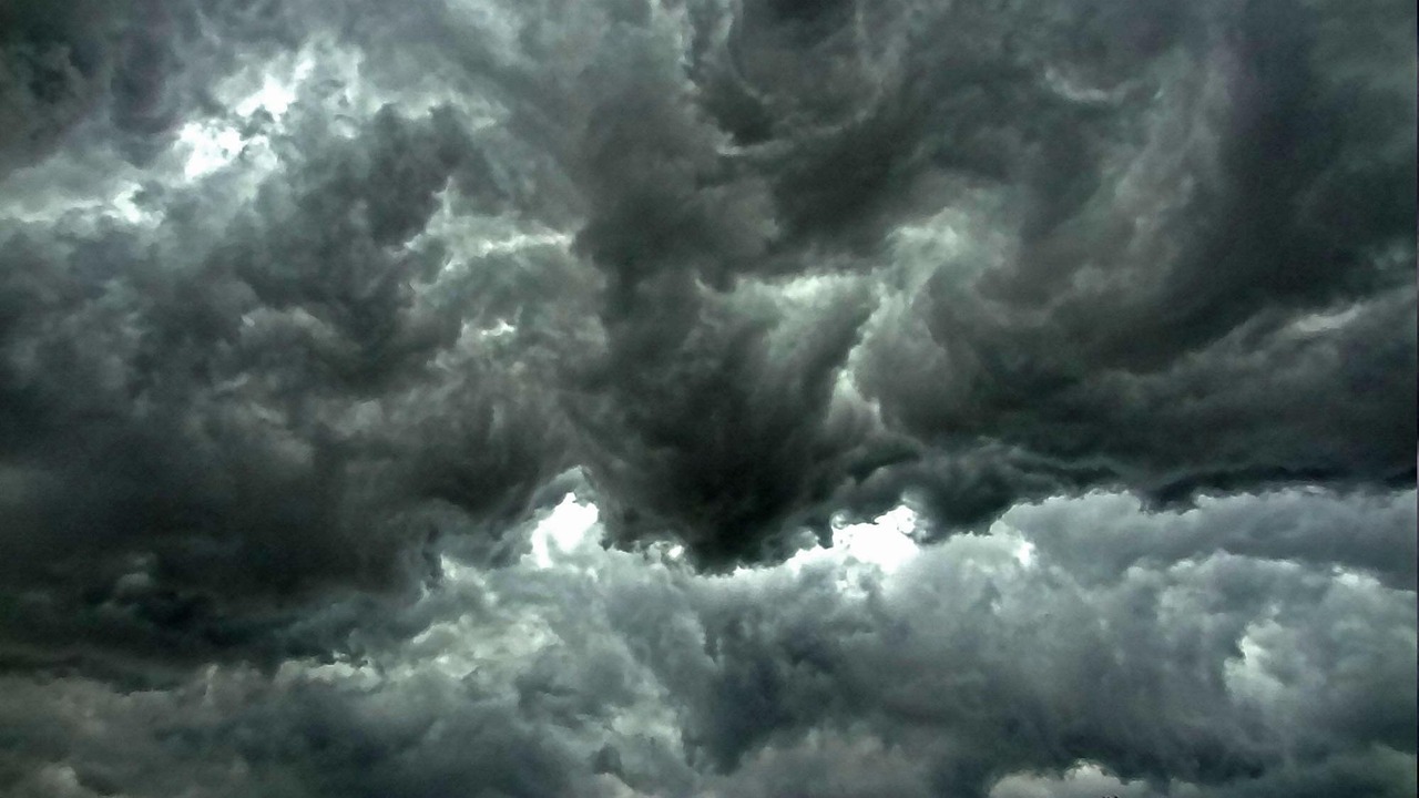 découvrez tout ce qu’il faut savoir sur la turbulence : définition, causes, conseils pour voyager en toute sécurité et anecdotes fascinantes sur ce phénomène aéronautique.