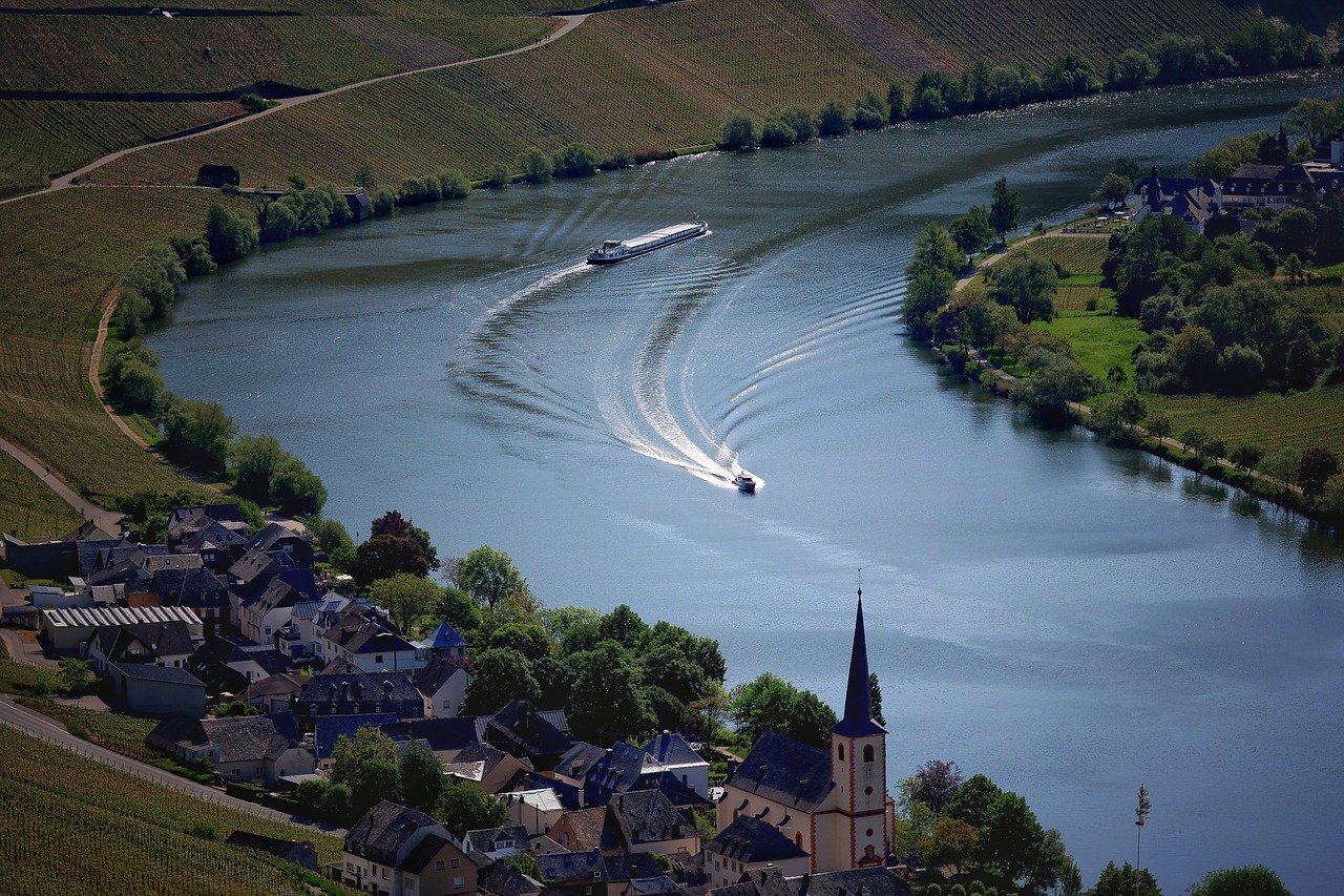 découvrez le charme mystérieux d'un village caché, où traditions et paysages secrets vous invitent à l'aventure et à la découverte.