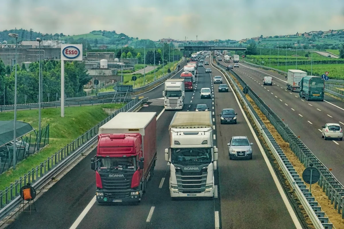 découvrez les camions électriques : solutions innovantes et écologiques pour le transport durable et la réduction des émissions.