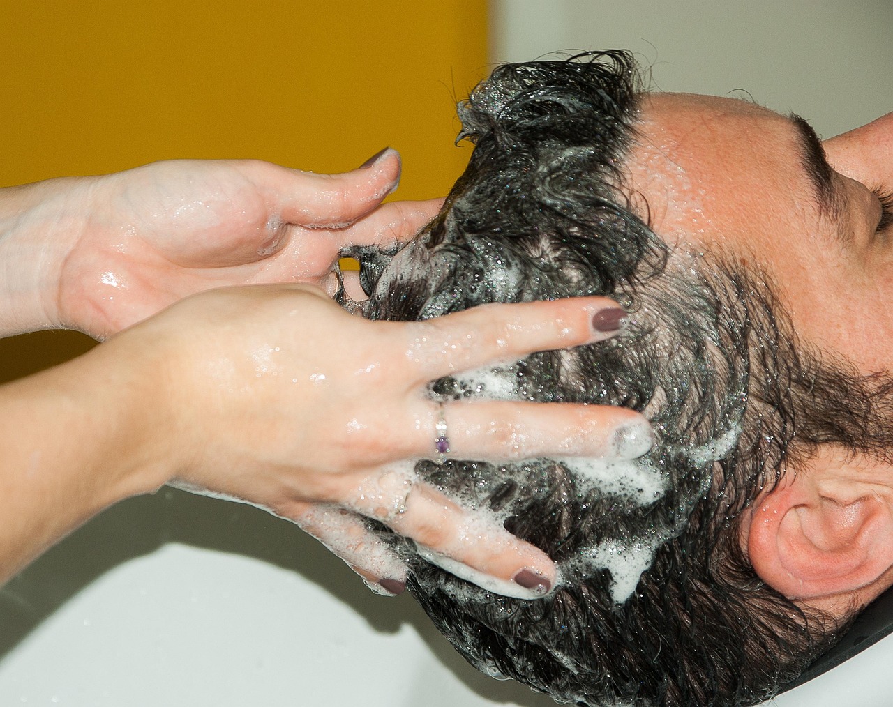 Shampoing solide : découvrez les avantages pour des cheveux sains et une planète préservée