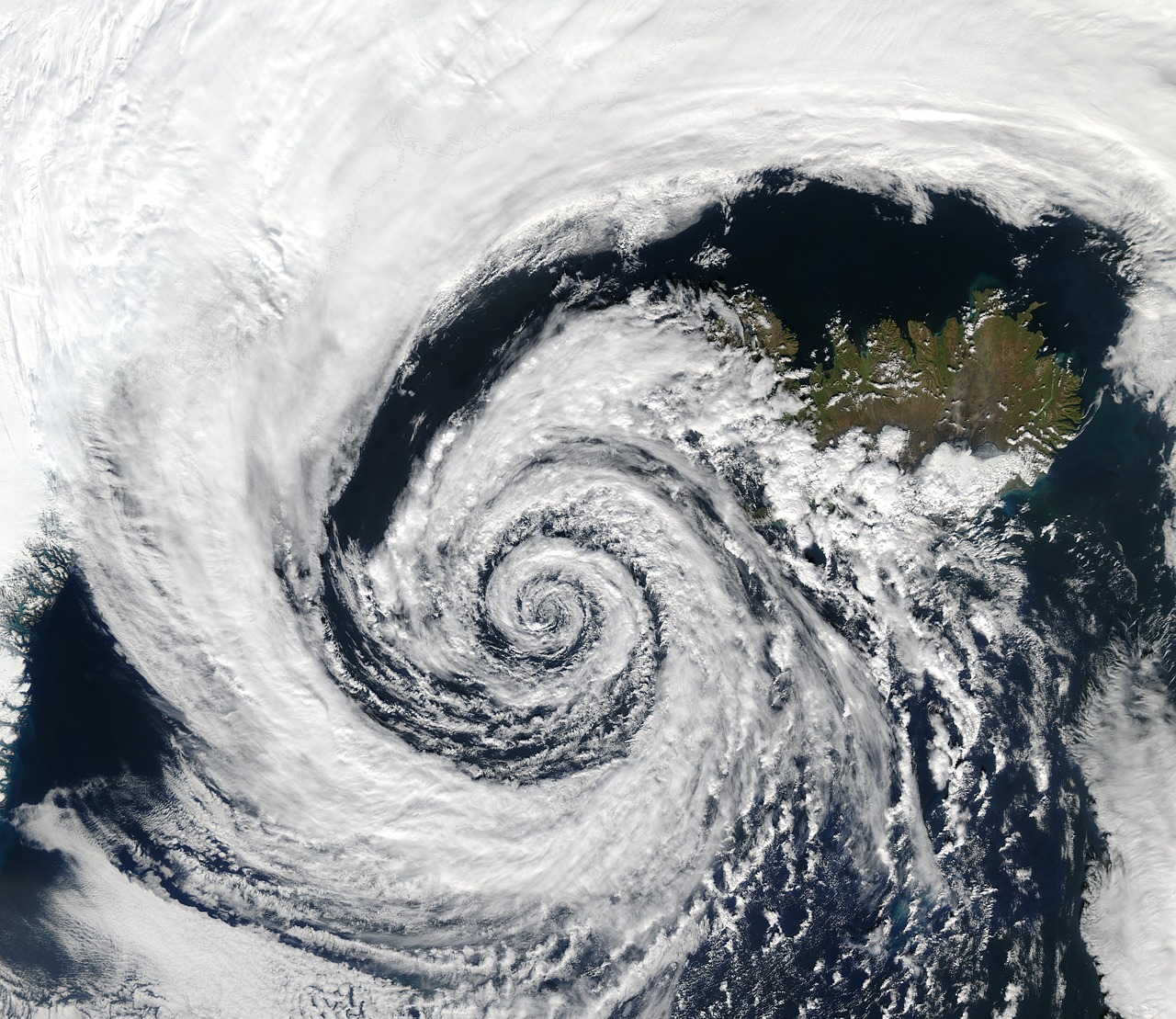 découvrez tout ce qu'il faut savoir sur les cyclones : leur formation, leur impact sur l'environnement et les mesures de sécurité à adopter. informez-vous sur ces phénomènes naturels fascinants et dévastateurs.