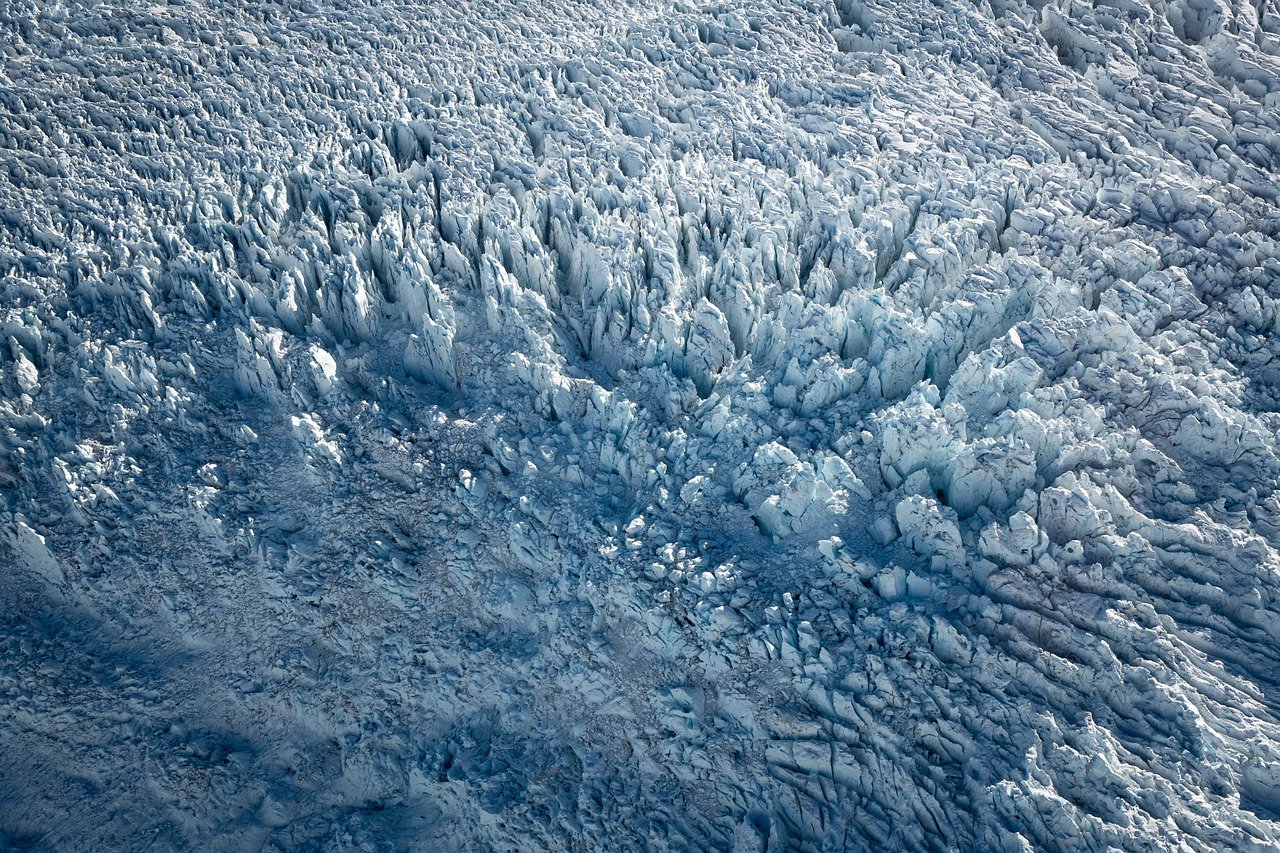 Un modèle simplifié pour une meilleure compréhension des dynamiques des glaciers à long terme et leurs répercussions