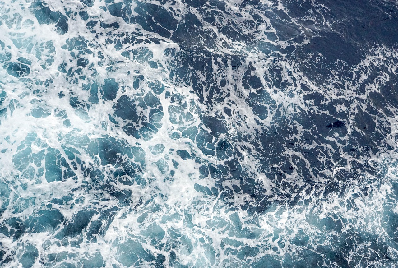 découvrez tout ce qu'il faut savoir sur la turbulence : définition, causes principales, effets sur les avions et conseils pour voyager sereinement malgré les secousses en vol.