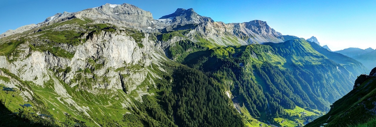 d&eacute;couvrez les alpes, une cha&icirc;ne de montagnes spectaculaire offrant des paysages &agrave; couper le souffle, des activit&eacute;s de plein air et une riche culture alpine.