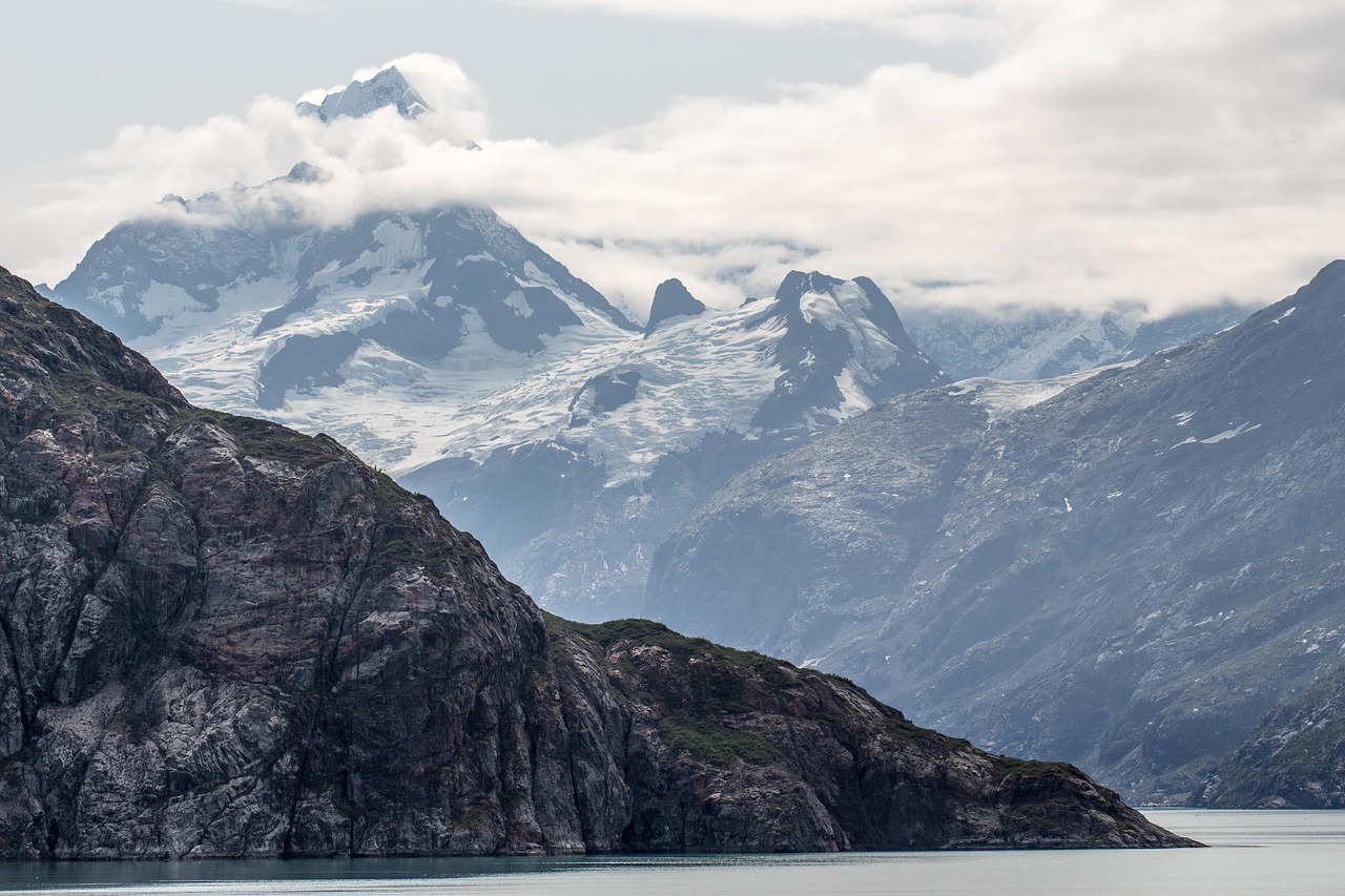 d&eacute;couvrez les glaciers, ces immenses masses de glace qui sculptent nos paysages et t&eacute;moignent du changement climatique.