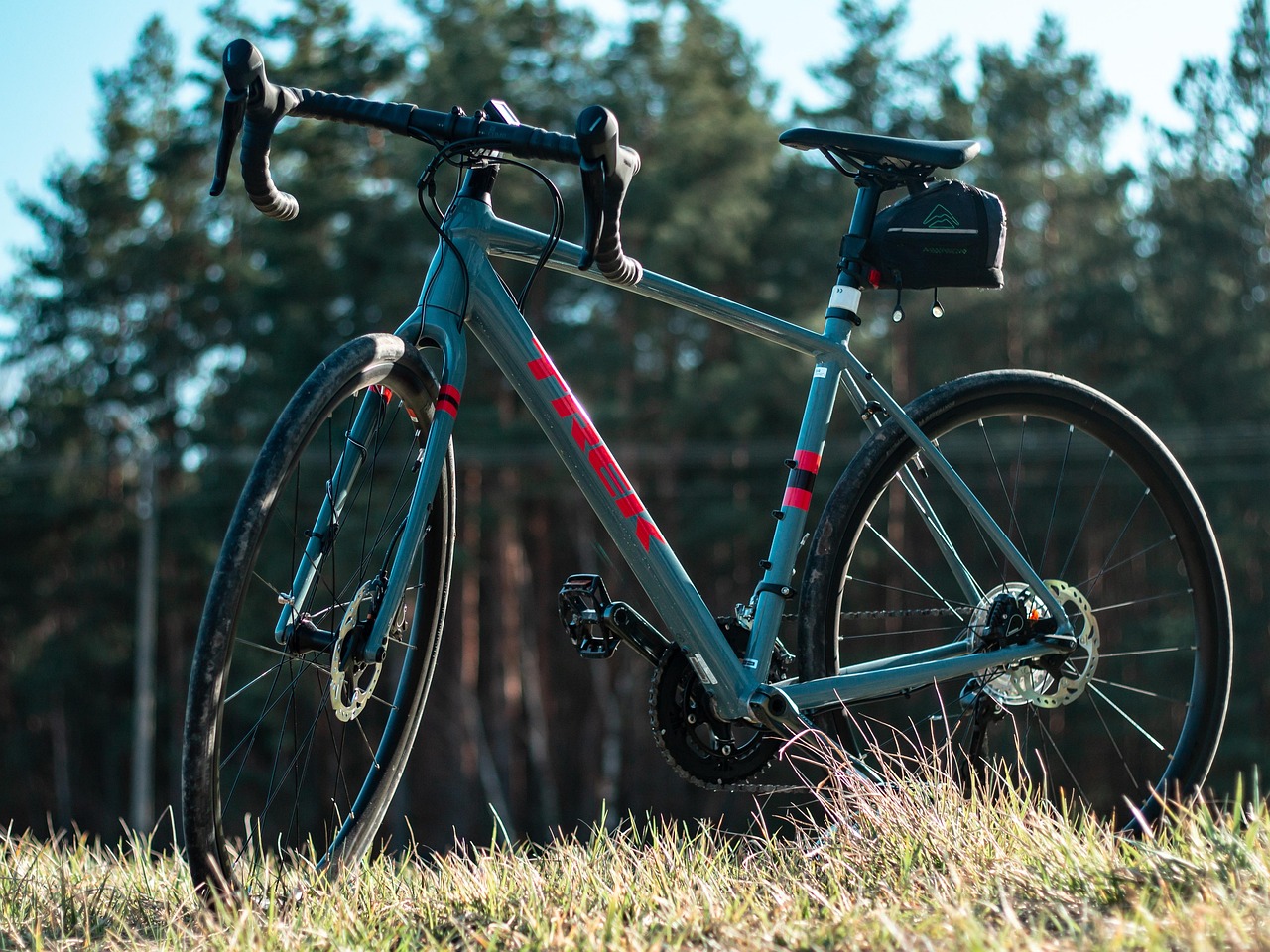 d&eacute;couvrez le gravel cycling, une discipline cycliste m&ecirc;lant aventure, endurance et exploration sur terrains vari&eacute;s hors des routes asphalt&eacute;es.