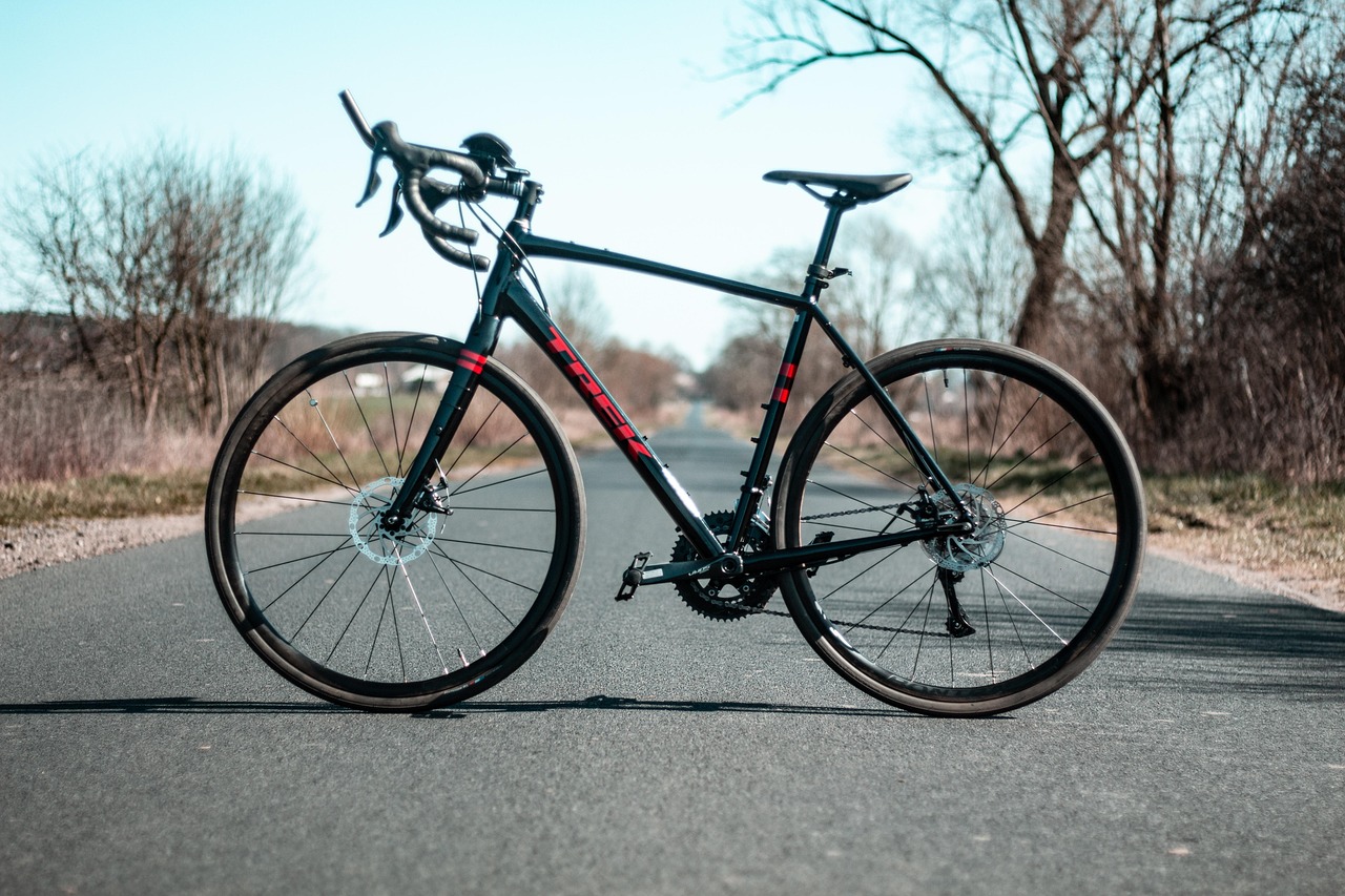 d&eacute;couvrez le cyclisme gravel, une discipline alliant aventure, performance et exploration sur des terrains vari&eacute;s. conseils, &eacute;quipements et itin&eacute;raires pour profiter pleinement de cette pratique en pleine expansion.