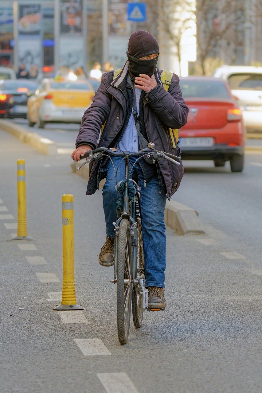 d&eacute;couvrez les avantages du v&eacute;lo en tant que moyen de transport quotidien : &eacute;conomique, &eacute;cologique et b&eacute;n&eacute;fique pour la sant&eacute;, le bike commuting r&eacute;volutionne vos trajets domicile-travail.