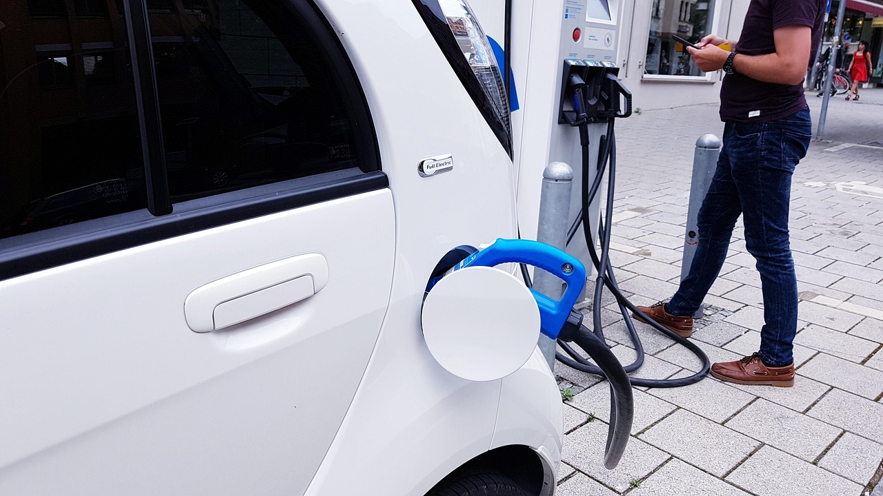 d&eacute;couvrez tout sur la voiture &eacute;lectrique : avantages, fonctionnement, mod&egrave;les populaires et impact &eacute;cologique pour un avenir durable.