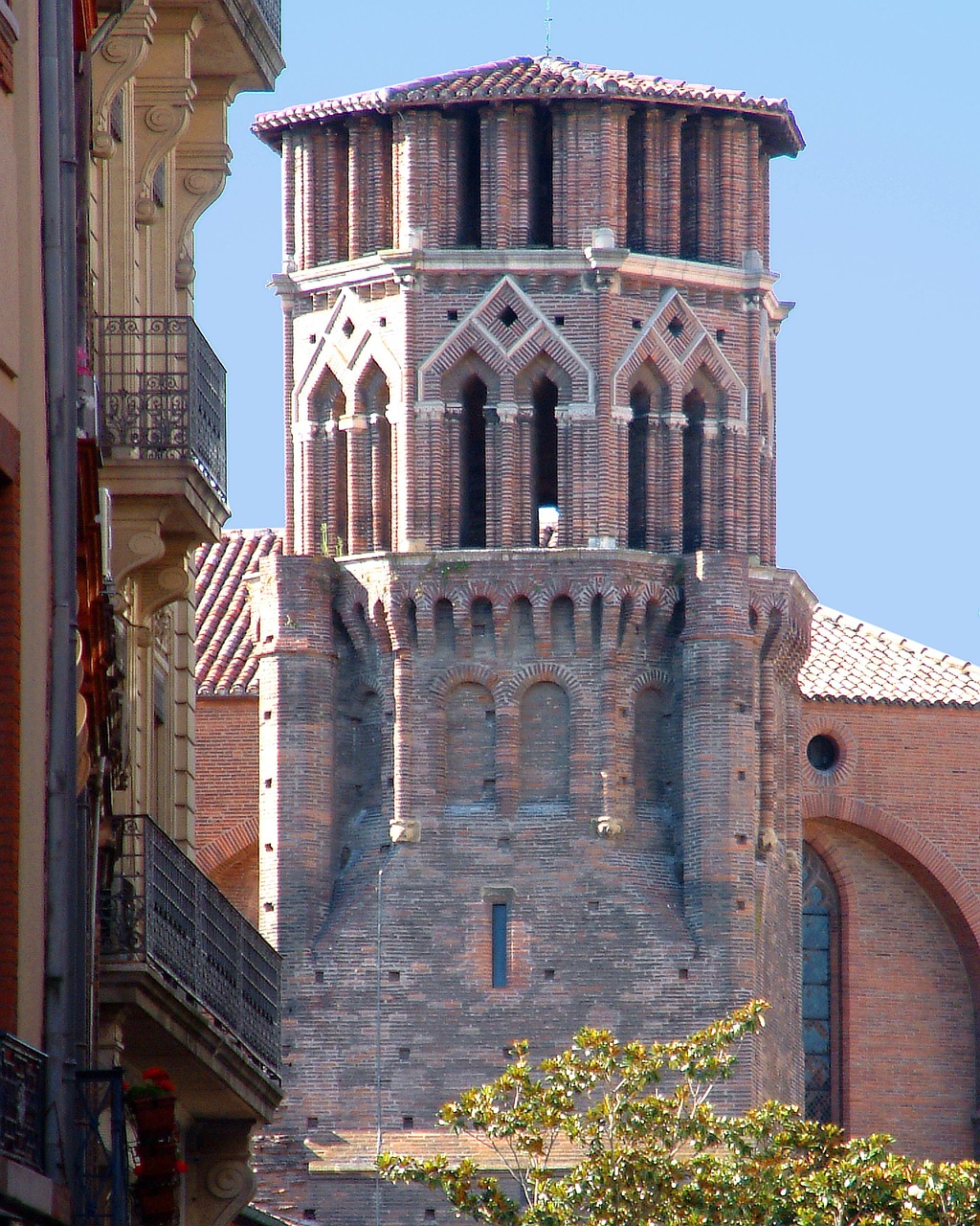 d&eacute;couvrez toulouse, la ville rose, r&eacute;put&eacute;e pour son patrimoine historique, sa gastronomie d&eacute;licieuse et son ambiance chaleureuse au c&oelig;ur de la r&eacute;gion occitanie.