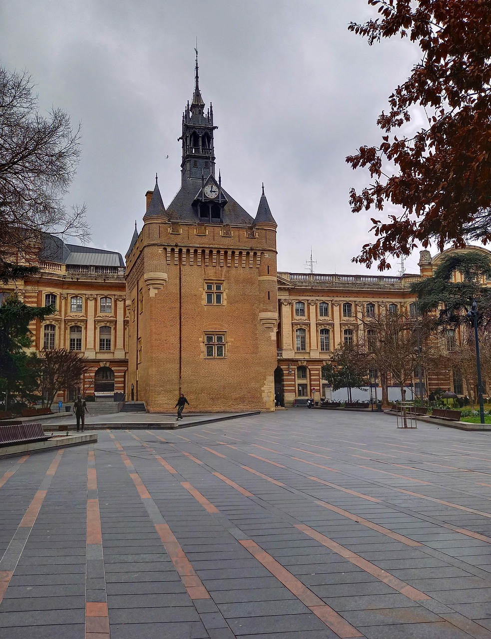 d&eacute;couvrez toulouse, la ville rose, riche en histoire, culture et gastronomie. explorez ses monuments embl&eacute;matiques, ses quartiers anim&eacute;s et profitez d'une ambiance chaleureuse au c&oelig;ur du sud-ouest de la france.