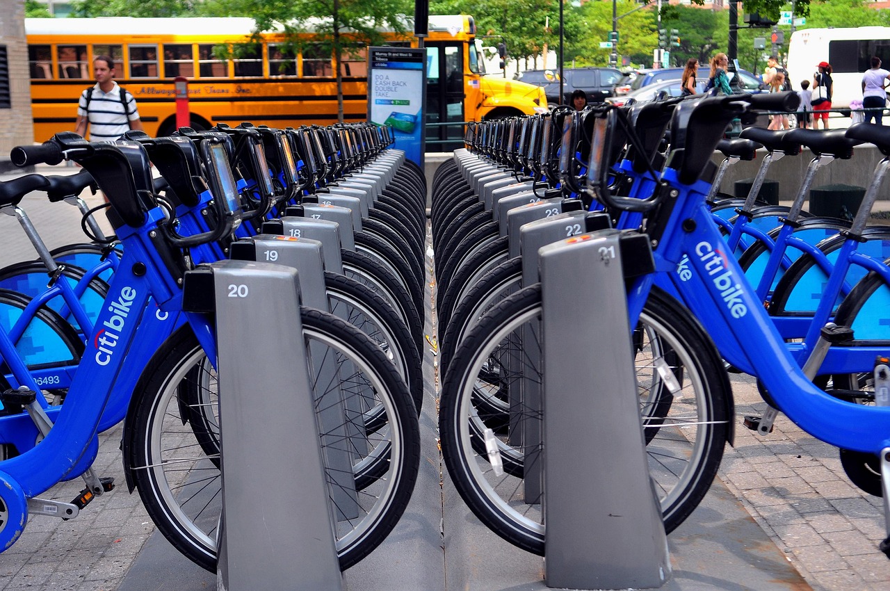 d&eacute;couvrez les avantages du v&eacute;lo comme moyen de transport quotidien : &eacute;cologique, &eacute;conomique et b&eacute;n&eacute;fique pour la sant&eacute;. adoptez le bike commuting pour vos trajets urbains.